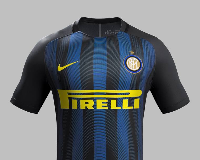 La prima maglia dell&#39;Inter: il design delle strisce nerazzurre enfatizza la percezione della velocit dei giocatori in campo e il giallo domina tutti i dettagli della nuova divisa Home